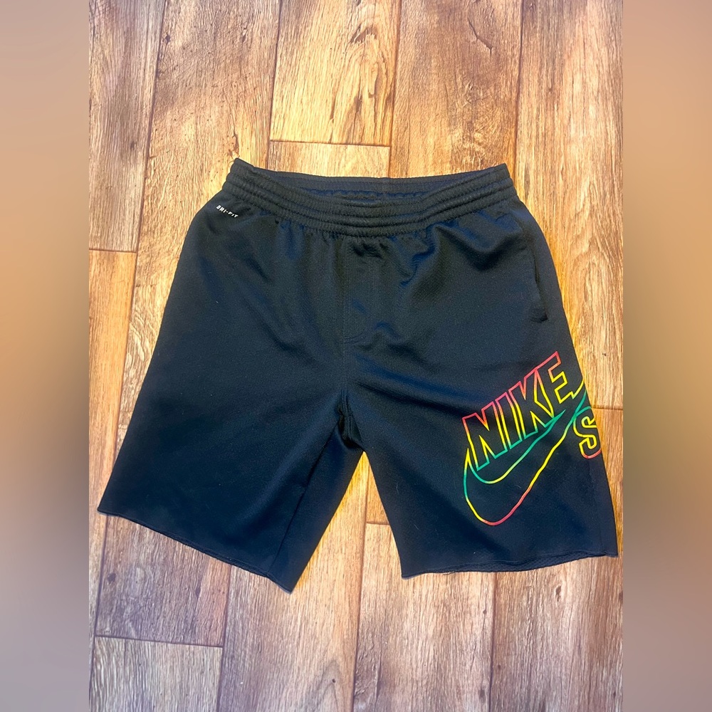 Nike SB Rasta color way Shorts, Men size Medium